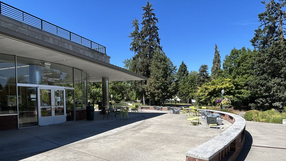Dining area outside the EMU looking west towards the Women's Memorial Quad.